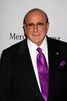 los angeles, 23 de octubre - clive davis llega al carrusel de la bola de la esperanza 2010 en el beverly hilton hotel el 23 de octubre de 2010 en beverly hills, ca foto