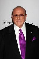 los angeles, 23 de octubre - clive davis llega al carrusel de la bola de la esperanza 2010 en el beverly hilton hotel el 23 de octubre de 2010 en beverly hills, ca foto