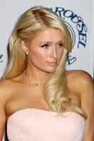 los angeles, oct 23 - paris hilton llega al carrusel de la bola de la esperanza 2010 en beverly hilton hotel el 23 de octubre de 2010 en beverly hills, ca foto