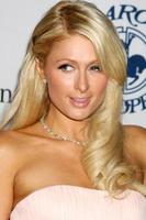 los angeles, oct 23 - paris hilton llega al carrusel de la bola de la esperanza 2010 en beverly hilton hotel el 23 de octubre de 2010 en beverly hills, ca foto