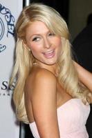 los angeles, oct 23 - paris hilton llega al carrusel de la bola de la esperanza 2010 en beverly hilton hotel el 23 de octubre de 2010 en beverly hills, ca foto