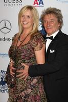 los angeles, 23 de octubre - penny lancaster, rod stewart llega al carrusel de la bola de la esperanza 2010 en beverly hilton hotel el 23 de octubre de 2010 en beverly hills, ca foto