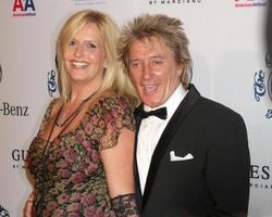 los angeles, 23 de octubre - penny lancaster, rod stewart llega al carrusel de la bola de la esperanza 2010 en beverly hilton hotel el 23 de octubre de 2010 en beverly hills, ca foto