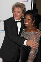 los angeles, 23 de octubre - rod stewart, gladys knight llega al carrusel de la bola de la esperanza 2010 en beverly hilton hotel el 23 de octubre de 2010 en beverly hills, ca foto