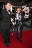 los angeles, 3 de noviembre - carrie fisher en el estreno de dumb and dumber en el teatro del pueblo el 3 de noviembre de 2014 en los angeles, ca foto