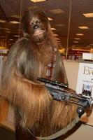 los angeles, 28 de noviembre - chewbacca en la firma de libros para el diario de la princesa en barnes and noble el 28 de noviembre de 2016 en los angeles, ca foto