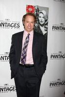 los angeles, 16 de mayo - raphael sbarge llega a la noche de apertura de la obra chicago en pantages theater el 16 de mayo de 2012 en los angeles, ca foto