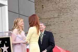 los angeles, 3 de octubre - chloe grace moretz, julianne moore en la ceremonia del paseo de la fama de hollywood para julianne moore en el hotel w hollywood el 3 de octubre de 2013 en los angeles, ca foto