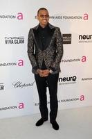 los angeles, 24 de febrero - chris brown llega a la fiesta de visualización de premios de la academia número 21 de la fundación elton john aids en el parque de west hollywood el 24 de febrero de 2013 en west hollywood, ca foto