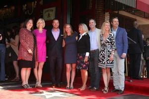 los angeles, 5 de marzo - chris o donnell, hermanos, madre julie ann rohs von brecht o donnell en la ceremonia de la estrella del paseo de la fama de chris o donnell hollywood en el hollywood blvd el 5 de marzo de 2015 en los angeles, ca foto