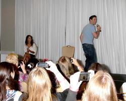 los angeles, 25 de agosto - christel khalil, daniel goddard en el evento de fans de goddard y khalil en el hotel universal sheraton el 25 de agosto de 2013 en los angeles, ca foto