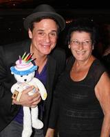 los angeles, 24 de agosto - christian leblanc y fan que le dieron regalos de cumpleaños en la cena del club de fans joven e inquieto en el hotel universal sheraton el 24 de agosto de 2013 en los angeles, ca foto