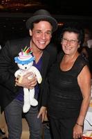 los angeles, 24 de agosto - christian leblanc y fan que le dieron regalos de cumpleaños en la cena del club de fans joven e inquieto en el hotel universal sheraton el 24 de agosto de 2013 en los angeles, ca foto