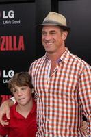 los angeles, 8 de mayo - christopher meloni en el estreno de godzilla en dolby theater el 8 de mayo de 2014 en los angeles, ca foto