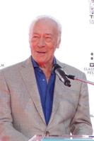 los angeles, 27 de marzo - christopher plummer en la ceremonia de impresión de manos y pies de christopher plummer en el teatro chino tcl el 27 de marzo de 2015 en los angeles, ca foto