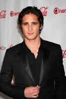 las vegas, 26 de abril - diego boneta llega a los premios de talento cinemacon 2012 en caesars palace el 26 de abril de 2012 en las vegas, nv foto