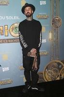 los angeles, dic 09 - travis barker en el cirque du soleil s kurios, gabinete de curiosidades en el estadio dodger el 09 de diciembre de 2015 en los angeles, ca foto