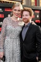 los angeles, 8 de mayo - clare grant, seth green en el estreno de godzilla en dolby theater el 8 de mayo de 2014 en los angeles, ca foto