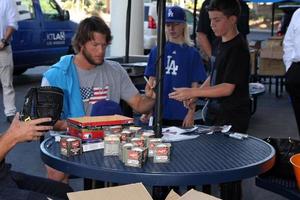 Los Ángeles, 4 de septiembre - Clayton Kershaw en el evento benéfico de ping pong 4 propósito en el estadio de los Dodgers el 4 de septiembre de 2014 en Los Ángeles, CA foto