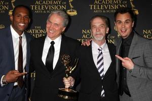 los angeles, 24 de febrero - lawrence saint-victor, gordon sweeney, desconocido, destacado equipo técnico, audaz y hermoso, darin brooks en los premios emmy creative arts 2015 diurnos en el universal hilton hotel el 24 de abril de 2015 en los angeles, ca foto