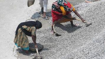 mulheres trabalhando na pedreira, coletando pedras para construção video