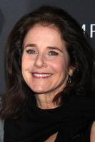 los angeles, 22 de febrero - debra winger en la 16a entrega anual de premios del gremio de diseñadores de vestuario en beverly hilton hotel el 22 de febrero de 2014 en beverly hills, ca foto