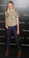 los angeles, 2 de noviembre - gillian jacobs llega al desfile de moda denim de décadas en una casa privada el 2 de noviembre de 2010 en beverly hills, ca foto