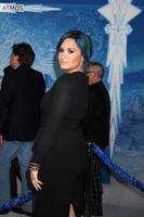 los angeles, 19 de noviembre - demi lovato en el estreno mundial de frozen en el capitan theater el 19 de noviembre de 2013 en los angeles, ca foto