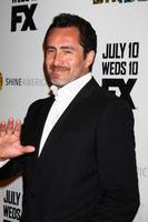 los angeles, 8 de julio - demian bichir llega a la proyección de estreno de bridge fx network en el gremio de directores de américa el 8 de julio de 2013 en los angeles, ca foto