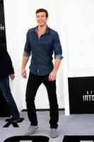 Los Ángeles, 14 de mayo: Derek Theler llega al estreno de Star Trek into Darkness Los Ángeles en el Dolby Theatre el 14 de mayo de 2013 en Los Ángeles, CA. foto