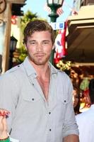 los angeles, 22 de junio - derek theler en el estreno mundial del llanero solitario en disney s california adventure el 22 de junio de 2013 en anaheim, ca foto