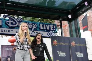 los angeles, 17 de octubre - dove cameron, sofia carson en la aparición personal de stars of descendants en el centro de disney el 17 de octubre de 2015 en anaheim, ca foto