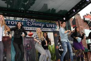 los angeles, 17 de octubre - sofia carson, dove cameron, booboo stewart, cameron boyce en la aparición personal de stars of descendants en el centro de disney el 17 de octubre de 2015 en anaheim, ca foto