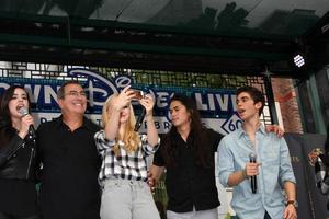 los angeles, 17 de oct - sofia carson, kenny ortega, dove cameron, booboo stewart, cameron boyce en la aparición personal de stars of descendants en el centro de disney el 17 de octubre de 2015 en anaheim, ca foto