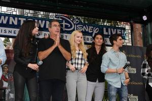 los angeles, 17 de oct - sofia carson, kenny ortega, dove cameron, booboo stewart, cameron boyce en la aparición personal de stars of descendants en el centro de disney el 17 de octubre de 2015 en anaheim, ca foto