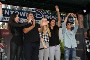 los angeles, 17 de octubre - cameron boyce, dove cameron en la aparición personal de stars of descendants en el centro de disney el 17 de octubre de 2015 en anaheim, ca foto