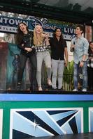 los angeles, 17 de octubre - sofia carson, dove cameron, booboo stewart, cameron boyce en la aparición personal de stars of descendants en el centro de disney el 17 de octubre de 2015 en anaheim, ca foto