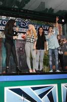 los angeles, 17 de octubre - sofia carson, dove cameron, booboo stewart, cameron boyce en la aparición personal de stars of descendants en el centro de disney el 17 de octubre de 2015 en anaheim, ca foto