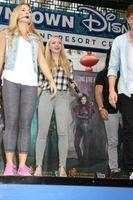 los angeles, 17 de octubre - dove cameron en la aparición personal de stars of descendants en el centro de disney el 17 de octubre de 2015 en anaheim, ca foto