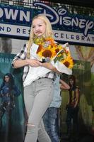 los angeles, 17 de octubre - dove cameron en la aparición personal de stars of descendants en el centro de disney el 17 de octubre de 2015 en anaheim, ca foto