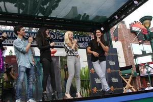 los angeles, 17 de oct - cameron boyce, sofia carson, dove cameron, booboo stewart en la aparición personal de stars of descendants en el centro de disney el 17 de octubre de 2015 en anaheim, ca foto