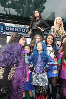 los angeles, 17 de octubre - sofia carson, dove cameron, fans en la aparición personal de stars of descendants en el centro de disney el 17 de octubre de 2015 en anaheim, ca foto