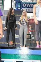 los angeles, 17 de octubre - sofia carson, dove cameron en la aparición personal de stars of descendants en el centro de disney el 17 de octubre de 2015 en anaheim, ca foto