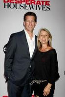 los angeles, 21 de septiembre - james denton, erin o brien llegando a la fiesta de lanzamiento de la temporada final de desesperadas amas de casa en wisteria lane, universal studios el 21 de septiembre de 2011 en los angeles, ca foto