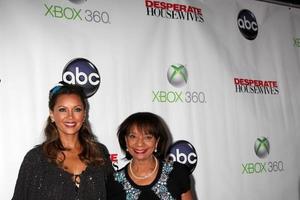 los angeles, 29 de abril - vanessa williams, helen williams llega a la fiesta de despedida de amas de casa desesperadas en el hotel w hollywood el 29 de abril de 2012 en los angeles, ca foto