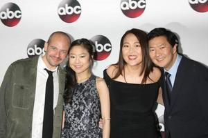 vlos angeles, 9 de enero - jonathan slavin, krista marie yu, suzy nakamura, ken jeong en la fiesta disney abc tv 2016 tca en el hotel the langham huntington el 9 de enero de 2016 en pasadena, ca foto