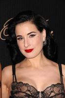 los angeles, 17 de mayo - dita von teese en el dita von teese lanza su colección de lencería en bloomingdales el 17 de mayo de 2014 en century city, ca foto