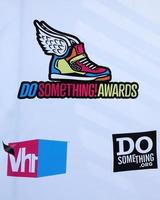 Los Ángeles, 14 de agosto: el logotipo de los premios Do Something llega a los premios VH1 Do Something 2011 en el Hollywood Palladium el 14 de agosto de 2011 en Los Ángeles, CA. foto