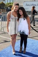 los angeles, 14 de agosto - demi lovato, madison de la garza llegando a los premios vh1 do something 2011 en hollywood palladium el 14 de agosto de 2011 en los angeles, ca foto