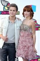 los angeles, 14 de agosto - garrett backstrom, bella thorne llegando a los premios vh1 do something 2011 en hollywood palladium el 14 de agosto de 2011 en los angeles, ca foto